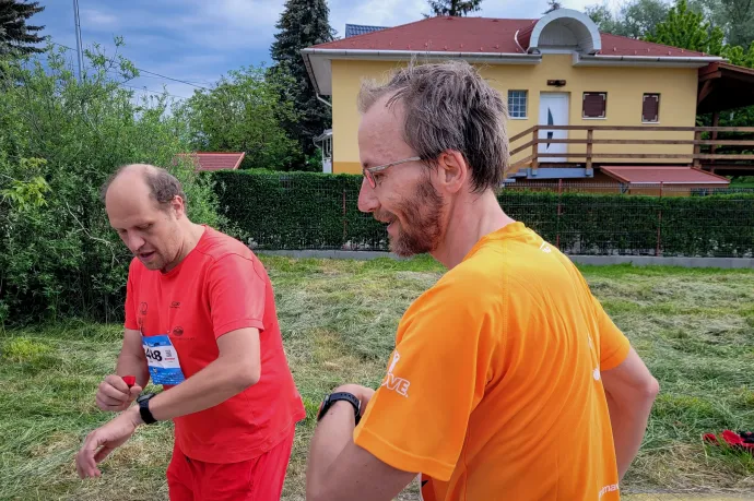 Fehér János váltja Rovó Attilát, és az egy nappal korábban lefutott 22,6 km-e után újabb 6 km-es szakaszra indul – Fotó: Iván András / Telex