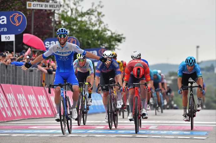 Giro: Fetter Erik a legrosszabb pillanatban kapott defektet, csapattársa negyedik lett a 3. szakaszon