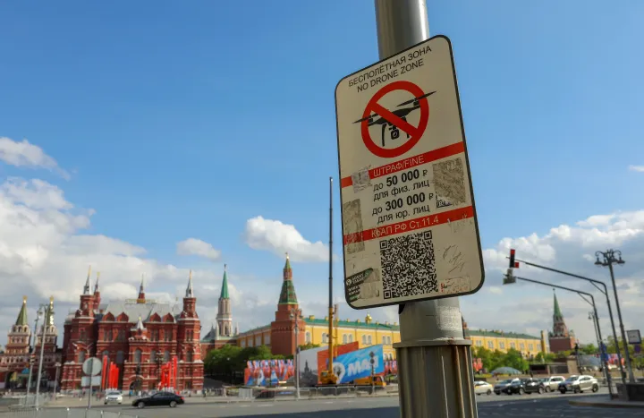 Drónok reptetését tiltó tábla a moszkvai Vörös téren 2023. május 3-án – Fotó: Evgenia Novozhenina / Reuters