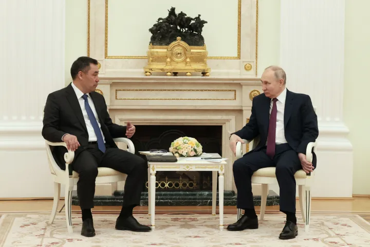 Vladimir Putin recibe a Sadyr Dzhaparov en el Kremlin de Moscú el 8 de mayo de 2023. El presidente de Kirguistán está en la capital rusa para celebrar el Día de la Victoria al día siguiente - Imagen: Sputnik/Mikhail Metzl/Reuters