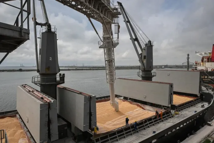 Ukrainian maize is loaded onto a ship in Constanta, Romania. After the Russian invasion cut off Ukraine's sea trade routes, much of Ukraine's grain is sold through Romania – Photo: Daniel Mihailescu / AFP