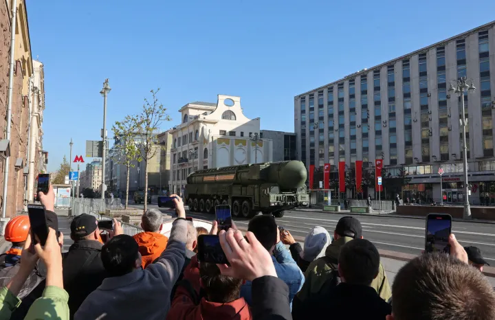 Jarsz interkontinentális rakéta érkezik a Vörös térre a katonai parádé előtt 2023. május 9-én – Fotó: Yulia Morozova / Reuters