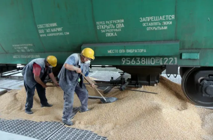 Transferring a shipment of maize from a wide-gauge Ukrainian train at the Eperjeske transfer station on 22 July 2022. Grain consignments arriving by rail from Ukraine are loaded onto standard gauge trains or trucks at the mechanised transshipment station – Photo: János Vajda / MTI