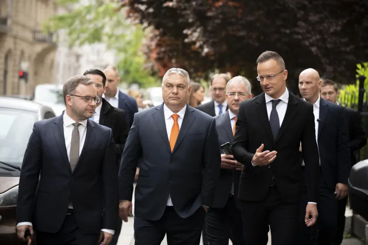 Orbán Viktor miniszterelnök és a Fidesz–KDNP képviselői az új Országgyűlés alakuló ülésére mennek 2022. május 2-án. Orbán mellett jobbra Szijjártó Péter külgazdasági és külügyminiszter, balra Orbán Balázs, a Miniszterelnökség parlamenti és stratégiai államtitkára – Fotó: Benko Vivien Cher / Miniszterelnöki Sajtóiroda / MTI