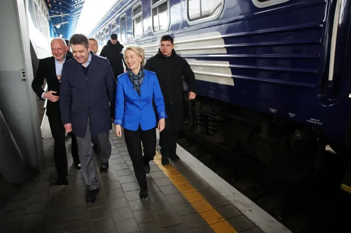 Ursula von der Leyen megérkezett Kijevbe, itt ünnepli az Európa-napot