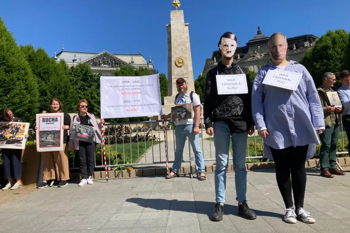 Putyin-ellenes oroszok tüntettek a budapesti szovjet háborús emlékműnél