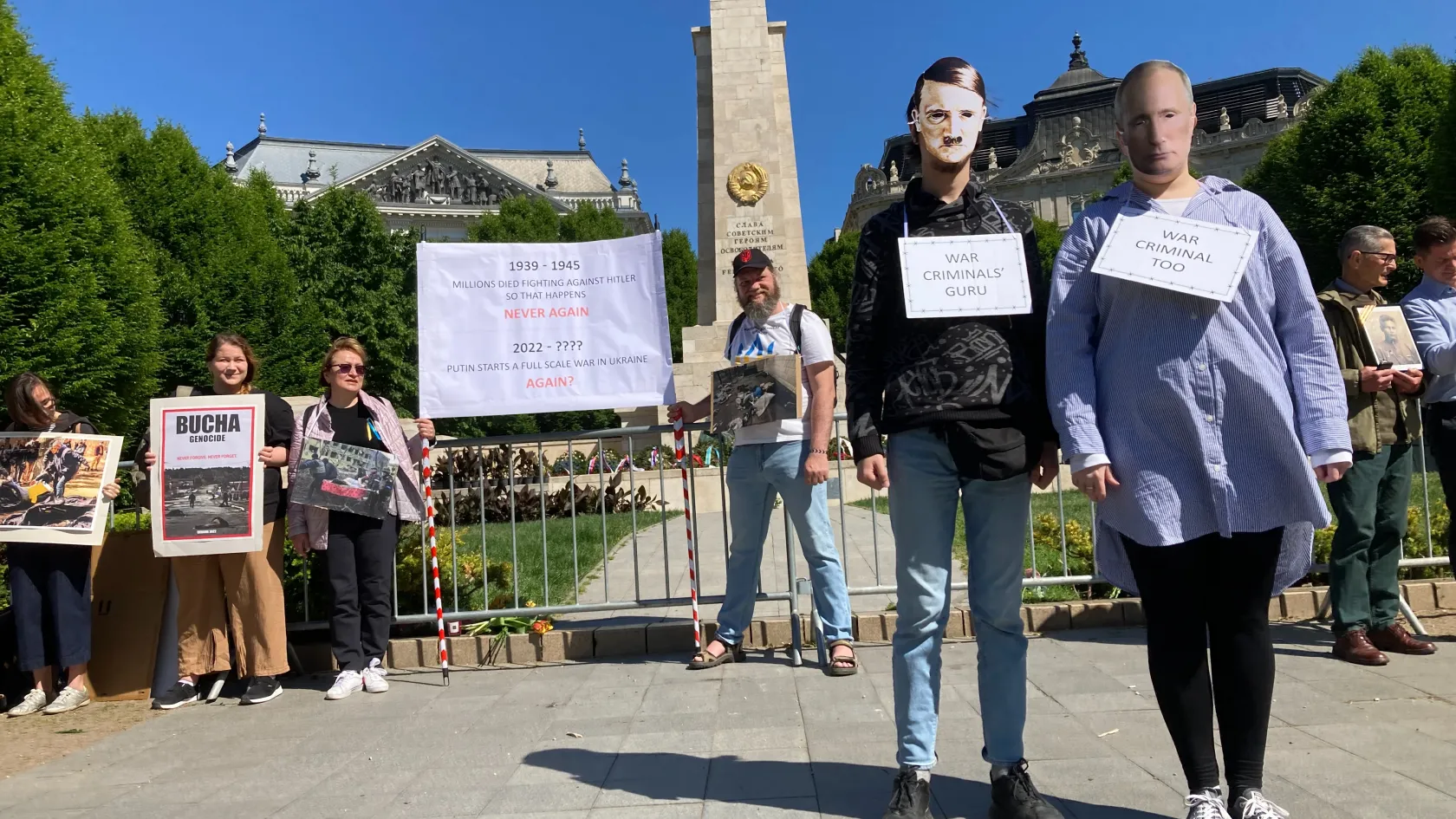 Putyin-ellenes oroszok tüntettek a budapesti szovjet háborús emlékműnél