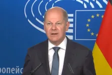Olaf Scholz: Putyin ma felvonultatja katonáit, de nem szabad hagyni, hogy megfélemlítsenek minket