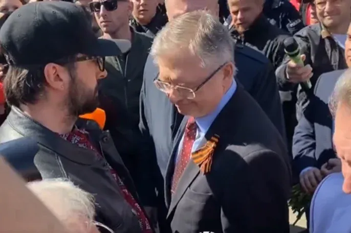 Emlékművet koszorúzott volna a varsói orosz nagykövet, de a tüntetők megakadályozták