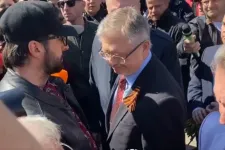 Emlékművet koszorúzott volna a varsói orosz nagykövet, de a tüntetők megakadályozták