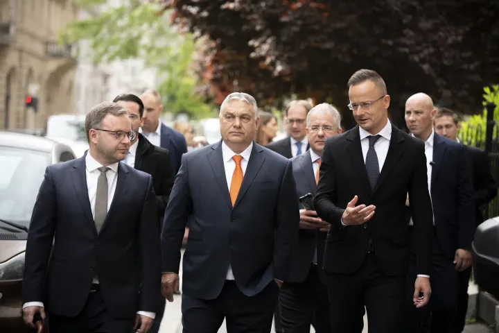 Prime Minister Viktor Orbán and Fidesz-KDNP MPs arriving for the inaugural session of the new Parliament on 2 May 2022. Orbán is flanked by Péter Szijjártó, Minister of Foreign Affairs and Trade, on the right, and Balázs Orbán, State Secretary at the Prime Minister's Office for Parliament and Strategy, on the left. – Photo: Vivien Cher Benko /PM's Press Office / MTI
