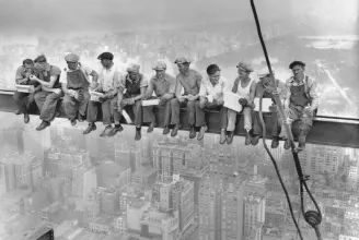 A híres fotó a felhőkarcolón dolgozó munkások ebédjéről tényleg túl szép ahhoz, hogy igaz legyen