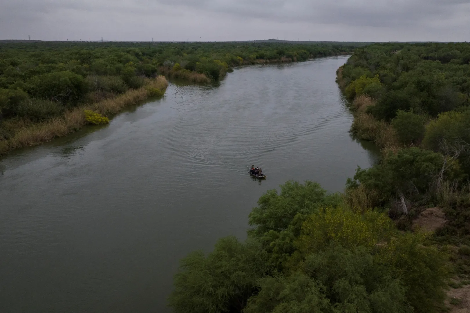 Kínából érkező migránsokat szállító hajó kel át a Rio Grande folyón Mexikóból az Egyesült Államokba – Fotó: Reuters