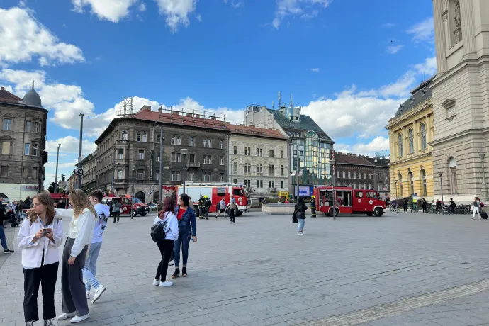 Füstölt a mozgólépcső a 2-es metrónál, kiérkeztek a tűzoltók