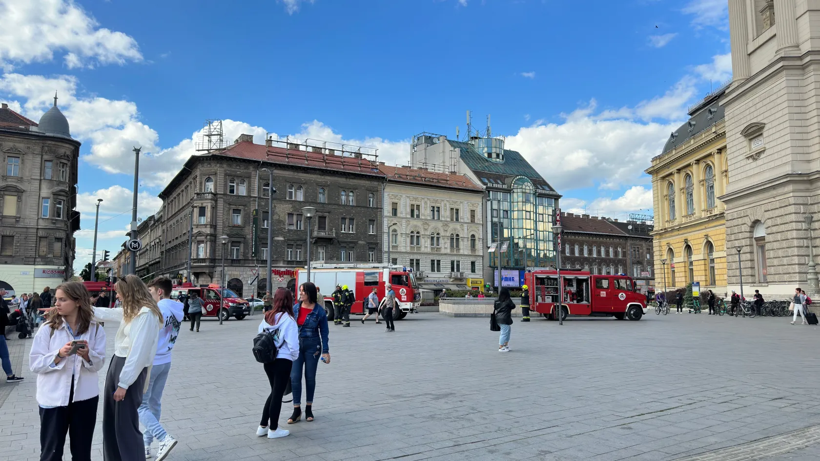 Füstölt a mozgólépcső a 2-es metrónál, kiérkeztek a tűzoltók