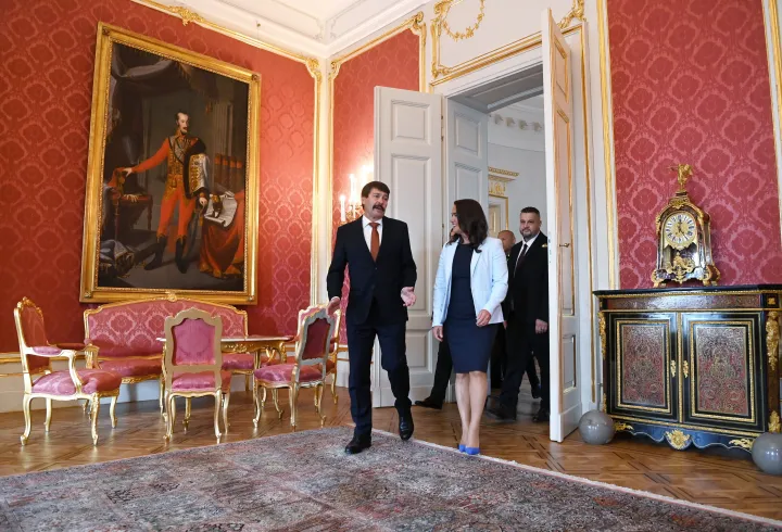 Áder János leköszönő államfő fogadja Novák Katalin új köztársasági elnököt a Sándor-palotában 2022. május 10-én – Fotó: Bruzák Noémi / MTI