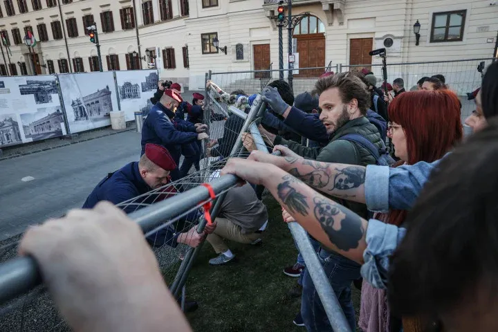 Nem építkezés, hanem védett személyek biztonsága miatt tartják lezárva a Karmelita környékét