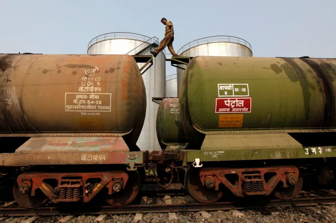 Tartálykocsik egy kolkatai olajterminálon – Fotó: Rupak De Chowdhuri / Reuters