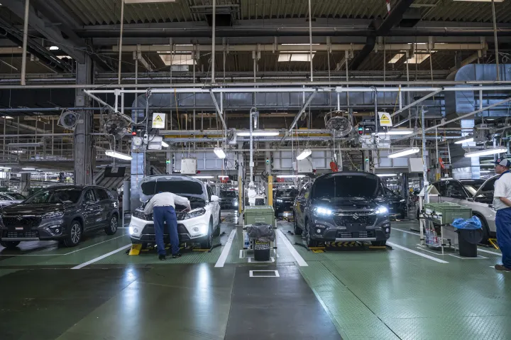 Késztermék-ellenőrzés az esztergomi Suzuki-gyárban – Fotó: Szigetváry Zsolt / MTI