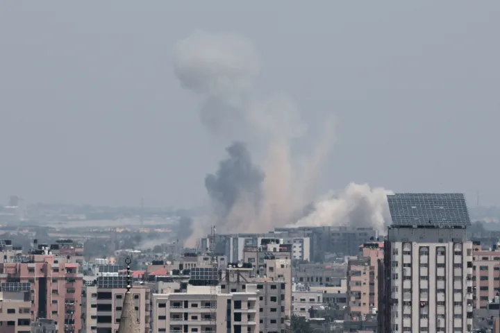 Füst száll fel egy izraeli csapást követően Gázában 2023. május 10-én – Fotó: Ahmed Zakot / Reuters
