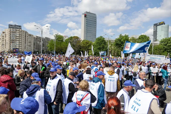 Béremelésért tüntetnek a tanügyi szakszervezetek