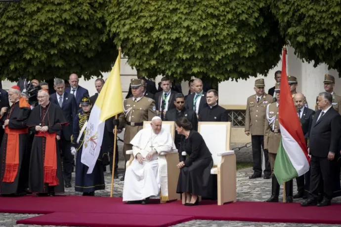 Pope Francis and Katalin Novák in front of the Sándor Palace on the first day of the Pope's visit to Hungary on 28 April 2023 – Photo by Noémi Melegh Napsugár / Telex