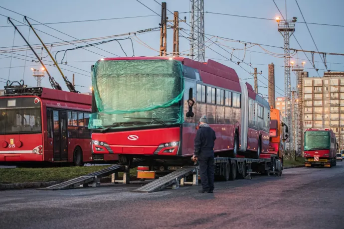 Dízelbuszok búcsúja Budapesten: jönnek a trolibőrbe bújt e-buszok?