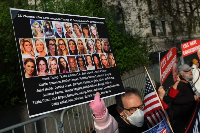 Egy tiltakozó a Trump ellen zaklatási vádakkal élő nők arcképével ellátott táblával az ügy egyik tárgyalási napja előtt – Fotó: Michael M. Santiago / Getty Images