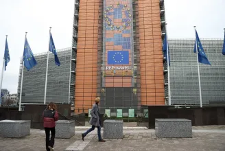 Politico: Több uniós biztos, köztük Várhelyi Olivér is ingyenes szállást fogadott el EU-n kívüli kormányoktól