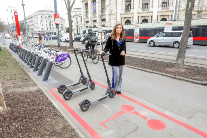 Szigorítják az e-rollerezést Bécsben, több közterületről is kitiltják őket