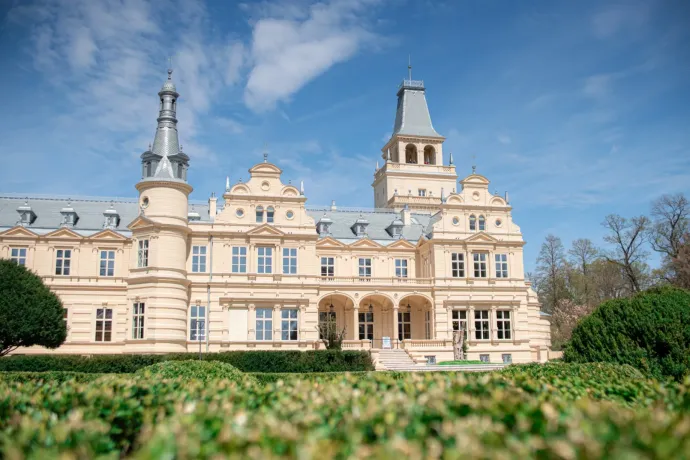 Hárommilliárdba került az Alföld legszebb kastélyának felújítása, de egy év után vizesednek a falak, mállik a vakolat