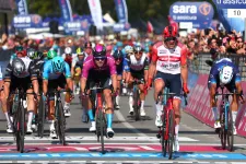 Giro: kicentizték a sprinterek, háromszáz méterrel a cél előtt érték utol a szökevényeket