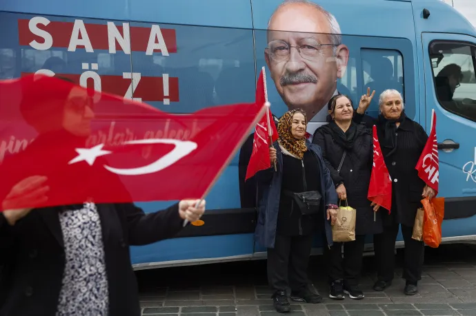 Emberek táncolnak és zászlókat lengetnek Kemal Kılıçdaroğlu, a Köztársasági Néppárt (CHP) elnökjelöltjének képe előtt egy választási standnál a hétvégi választások előtt 2023. május 11-én Isztambulban, Törökországban – Fotó: Jeff J Mitchell / Getty Images