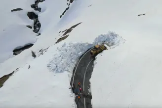 Öt-hat méteres a hóréteg a Transzfogarasi úton