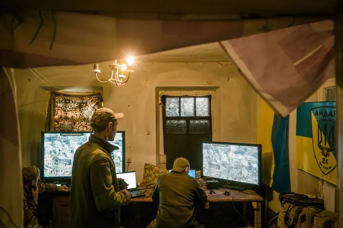 A 24. Különleges rohamzászlóalj tüzérparancsnoka egy drónról készült videót néz egy parancsnoki állásban Ukrajnában, 2023. március 10-én – Fotó: Wojciech Grzedzinski / The Washington Post / Getty Images