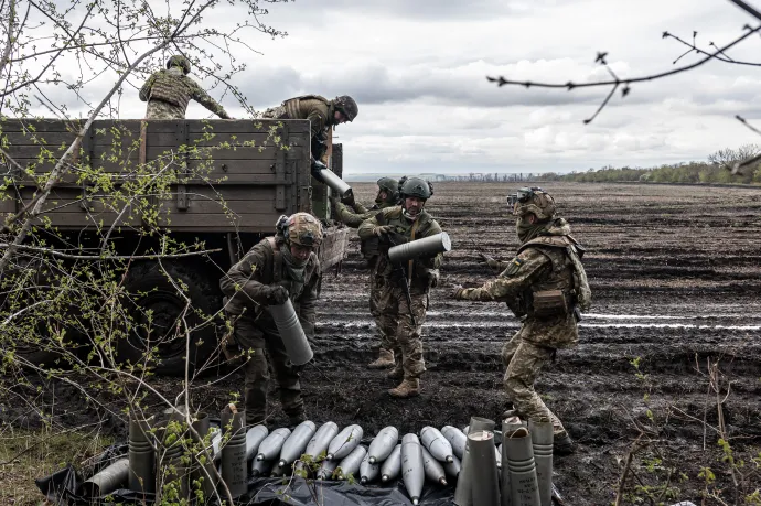 A 24. „Aidar” különálló rohamzászlóalj ukrán katonái lőszert pakolnak ki egy katonai teherautóból Bahmut környékén, 2023. április 22-én – Fotó: Diego Herrera Carcedo / Anadolu Agency / Getty Images