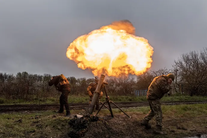 A 57. brigád ukrán katonái aknavetővel lőnek az ukrajnai Bahmut környékén, 2023. április 20-án – Fotó: Diego Herrera Carcedo / Anadolu Agency / Getty Images