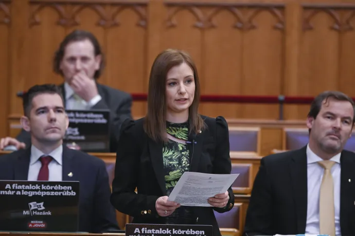Dúró Dóra, a Mi Hazánk képviselője napirend előtt szólal fel az Országgyűlés plenáris ülésén, 2023. március 28-án, frakciótársai laptopjukon hirdetik a felmérés eredményét – Fotó: Koszticsák Szilárd / MTI