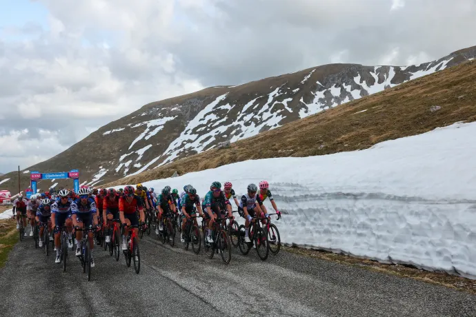 Giro: méteres hófalak között Fetter Erik csapattársa nyerte az első hegyi befutót