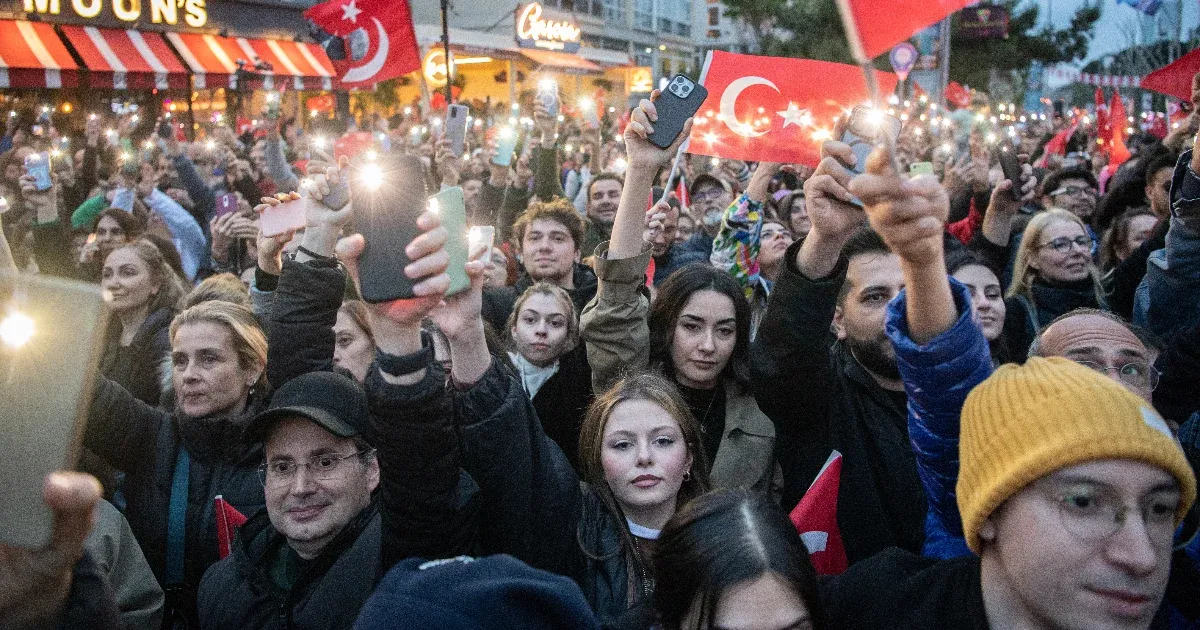 Erdogan abre una mezquita y las campañas de la oposición en Estambul predicen la victoria