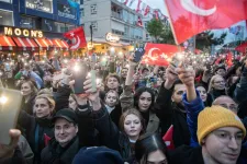 Erdoğan mecsetet avat, az ellenzék a győzelemre számítva kampányol Isztambulban