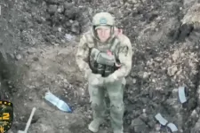 Videóra vették, hogyan menekült át Bahmutnál az ukránokhoz egy orosz katona