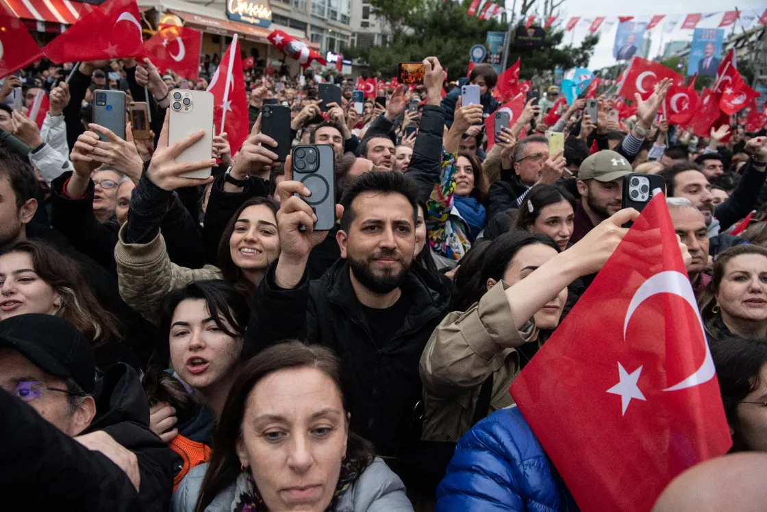 Erdoğan mecsetet avat, az ellenzék a győzelemre számítva kampányol Isztambulban