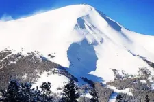 Hogy a fenébe lehet ekkora emberfejárnyékot vetíteni egy 3400 méteres hegy oldalára?