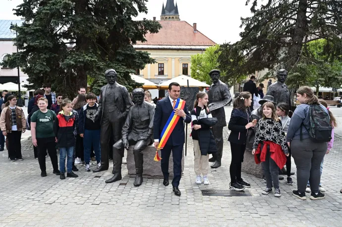 Hibás angolsággal feliratozták a nagybányai művésztelep alapítóiról készült szoborcsoportot