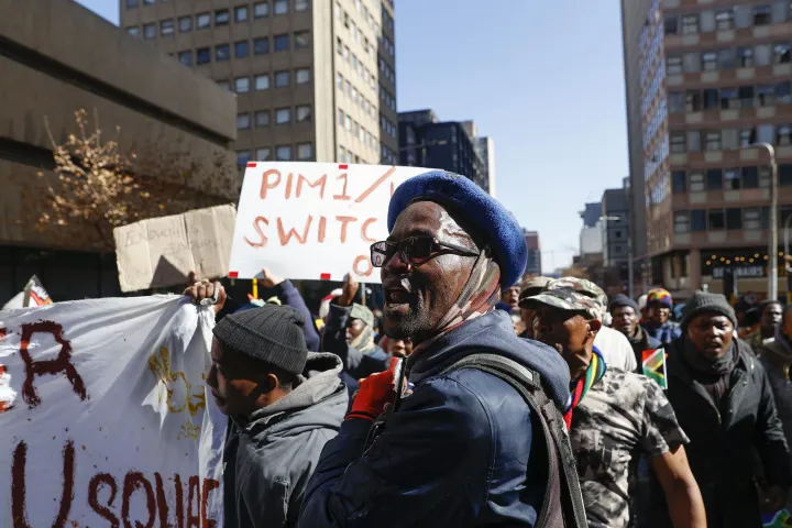 Tüntetés Johannesburgban – Fotó: Phill Magakoe / AFP 