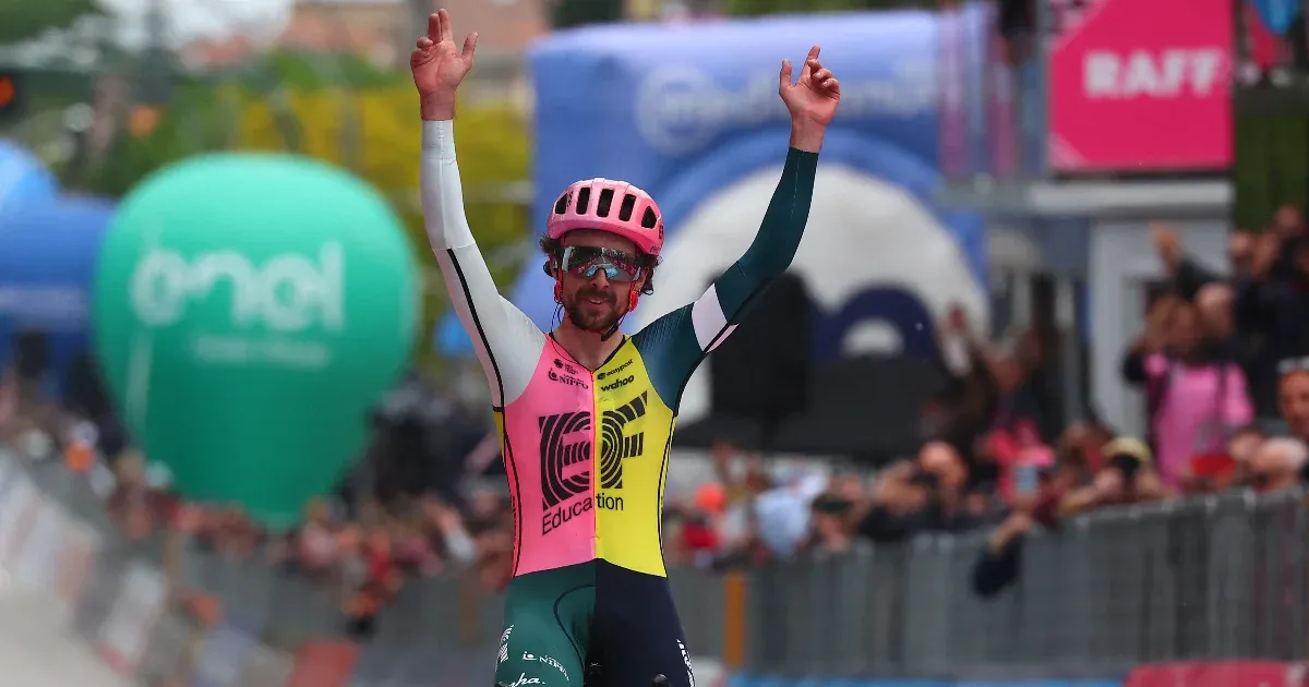 Giro: 40 kilométeres szólószökés után a szezon felfedezettje nyert, egyre szorosabb az összetett