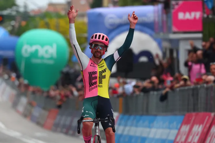 Giro: 40 kilométeres szólószökés után a szezon felfedezettje nyert, egyre szorosabb az összetett