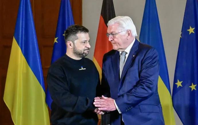Volodimir Zelenszkij ukrán elnök és Frank-Walter Steinmeier német köztársasági elnök a berlini elnöki palotában fog kezet 2023. május 14-én – Fotó: Tobias Schwarz / AFP