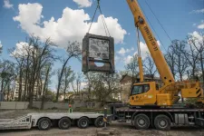 A házat lebontották, de a ráfestett Banksy-képet megmentették és kiállították az ukrajnai Irpinyben